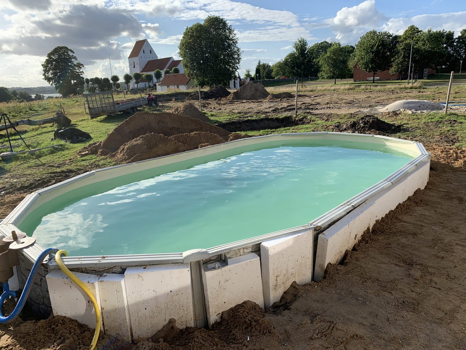 Udgravning og etablering af svømmebassin ved kirke